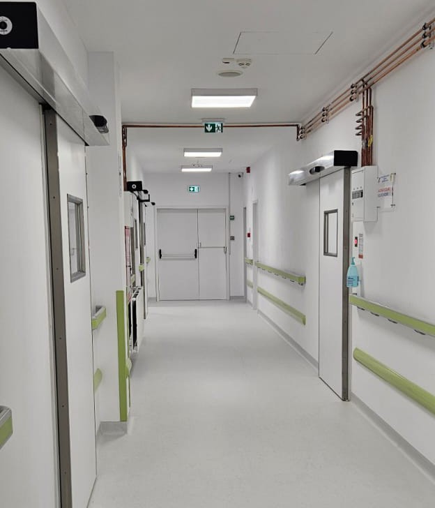 Usi HPL pentru Spital