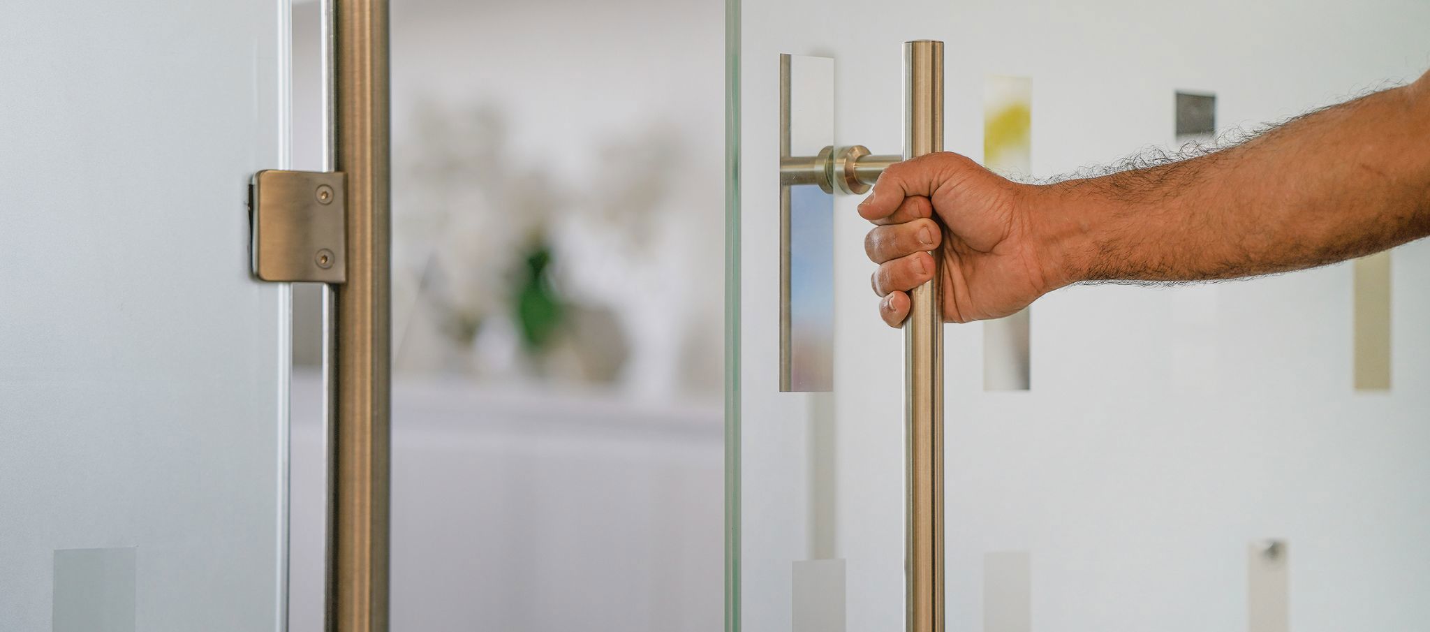 Usi de Sticla cu Toc MDF – Eleganta si functionalitate pentru interioare moderne 